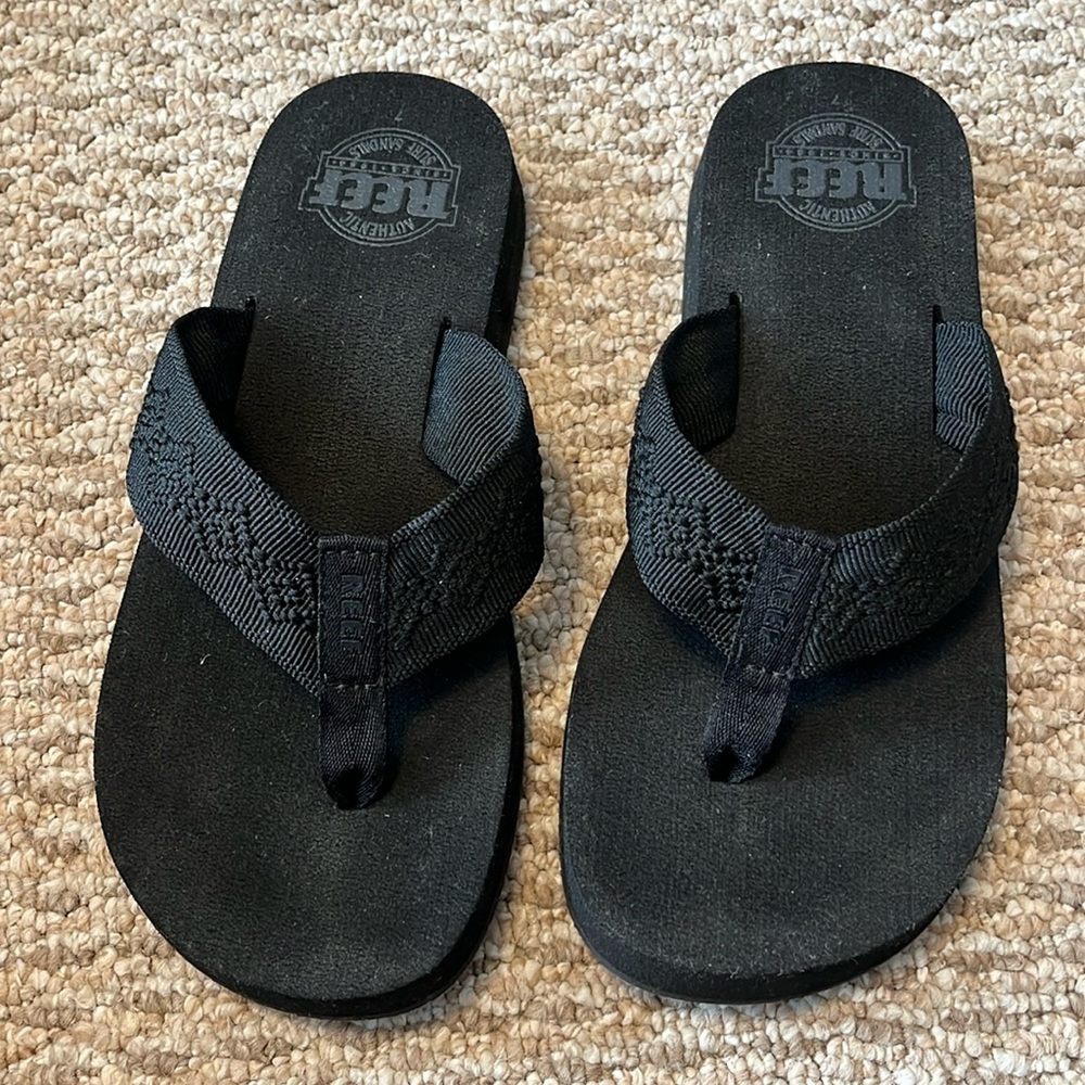 Black women’s size 7 Reef surf sandals- lightly worn only 1-2 times
